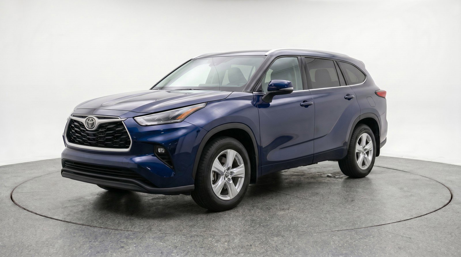 Used 2025 Toyota Highlander LE FWD image 3