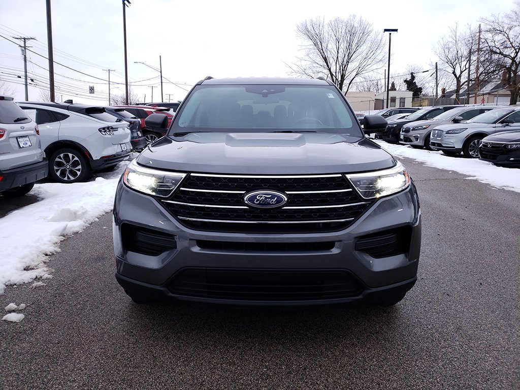 Used 2023 Ford Explorer XLT image 2
