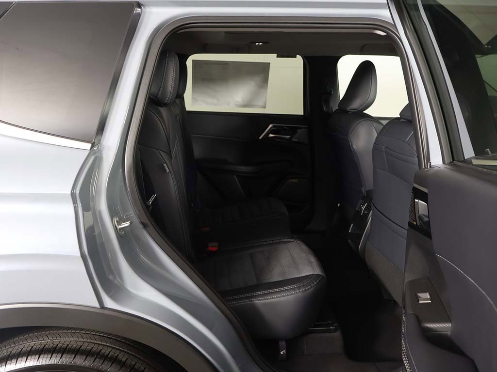 New 2025 Mitsubishi Outlander SE image 35