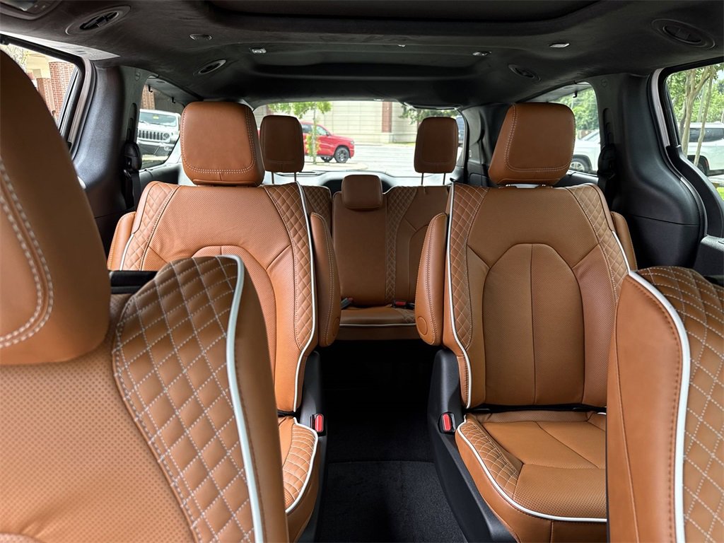 New 2025 Chrysler Pacifica Pinnacle image 32