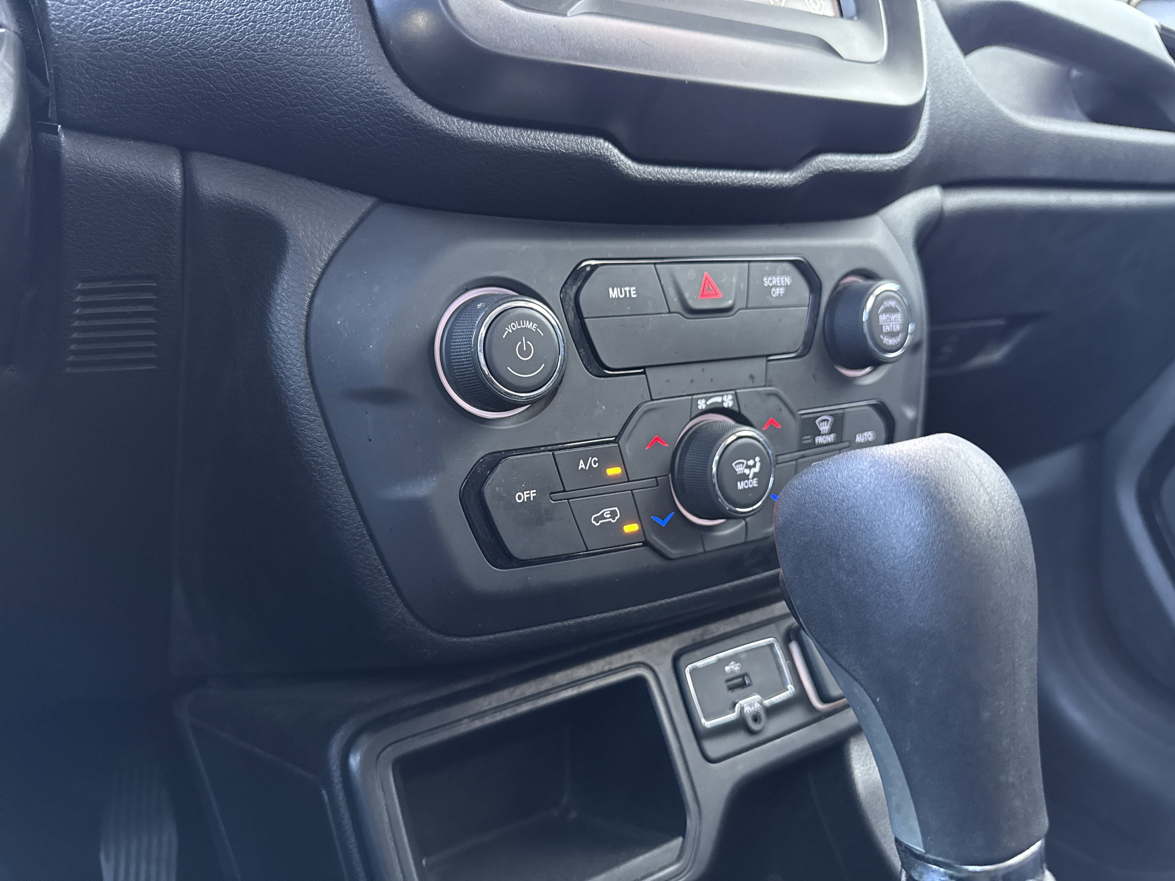 Used 2018 Jeep Renegade Altitude image 21