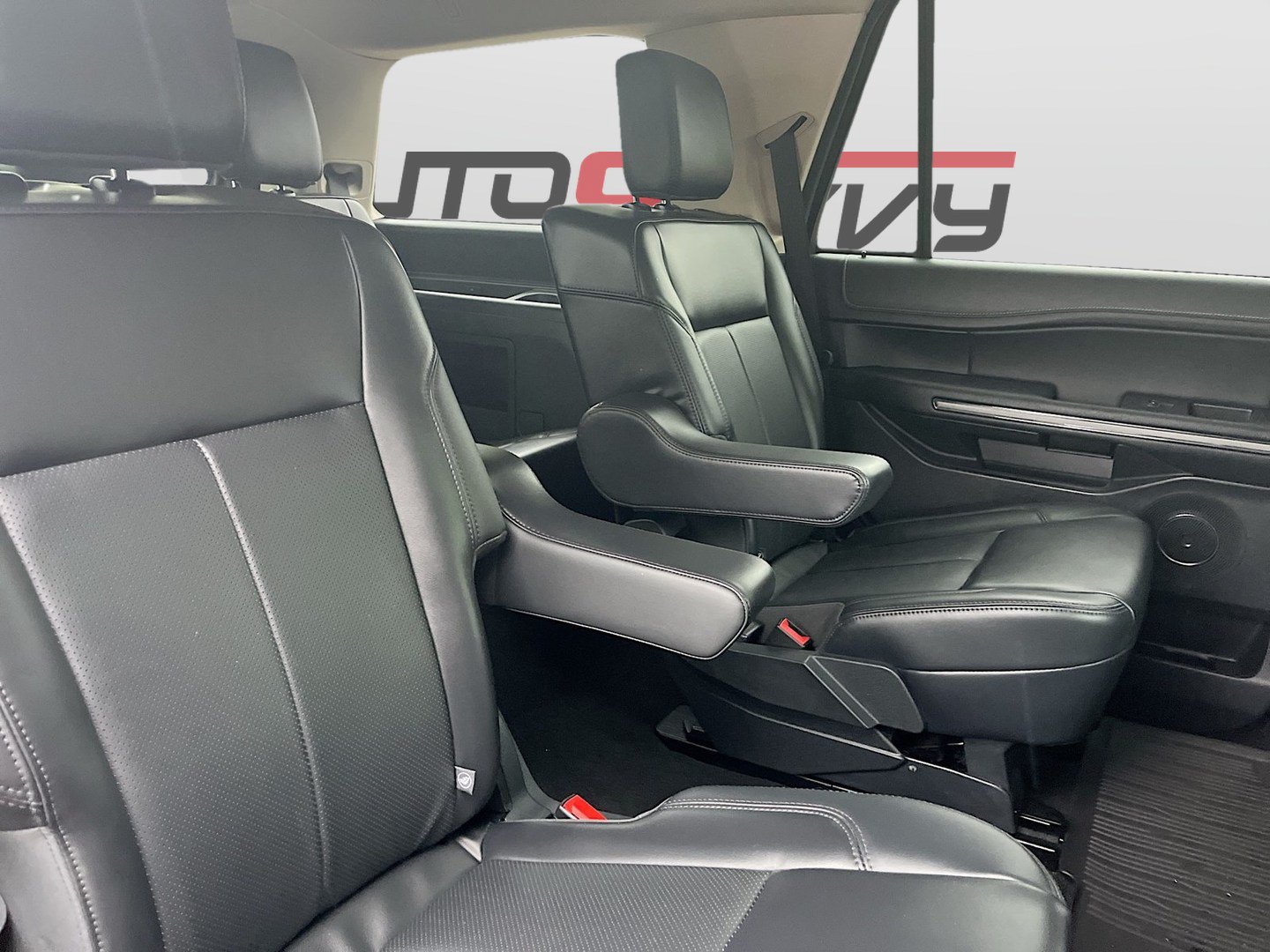 Used 2024 Ford Expedition XLT RWD image 28
