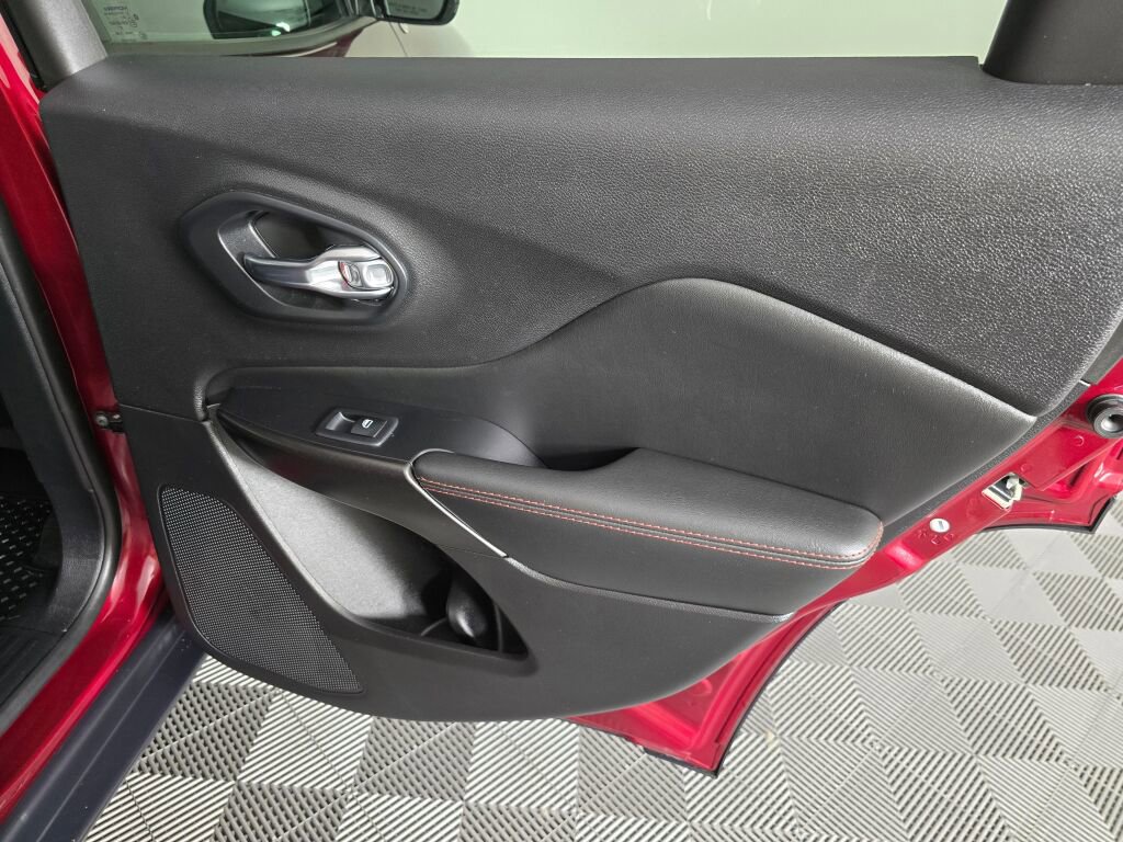 Used 2021 Jeep Cherokee Trailhawk w/ Technology Group image 39