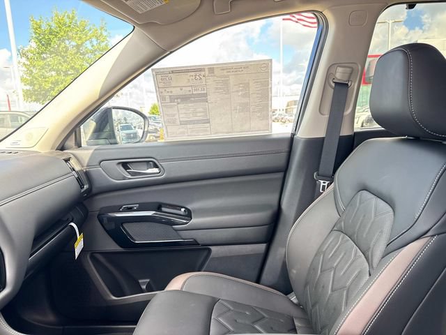 New 2026 Nissan Pathfinder Platinum w/ Accent Package FWD image 17
