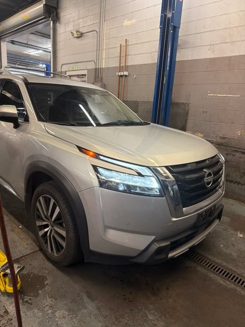 Certified 2024 Nissan Pathfinder Platinum FWD video 1