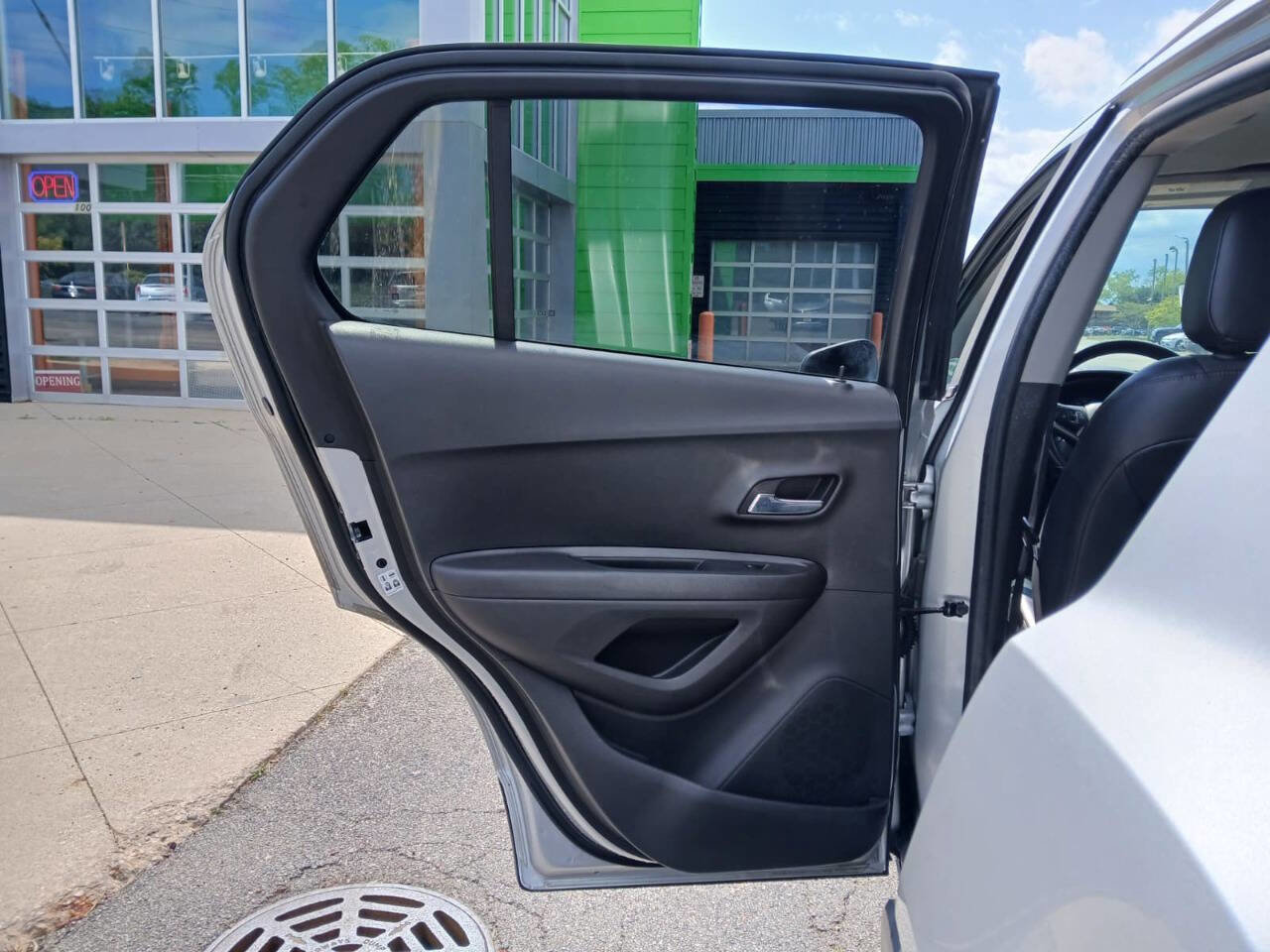 Used 2020 Chevrolet Trax LT w/ LT Convenience Package FWD image 16