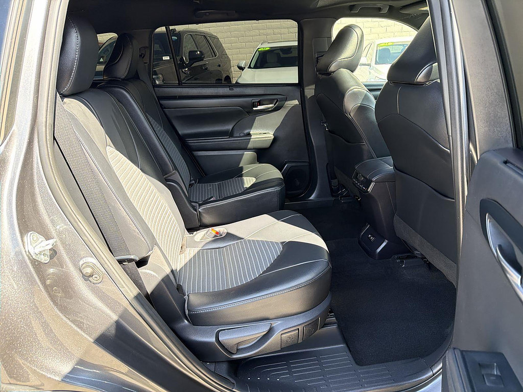 Used 2021 Toyota Highlander XSE FWD image 27