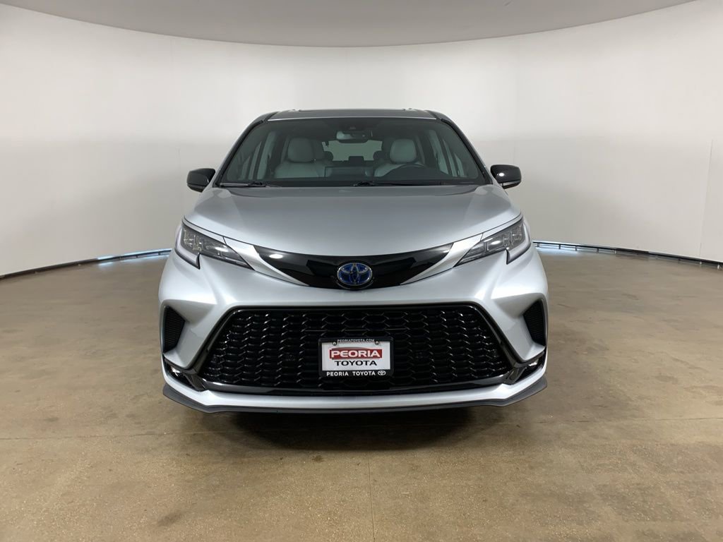 Used 2021 Toyota Sienna XSE w/ XSE Plus Package image 3