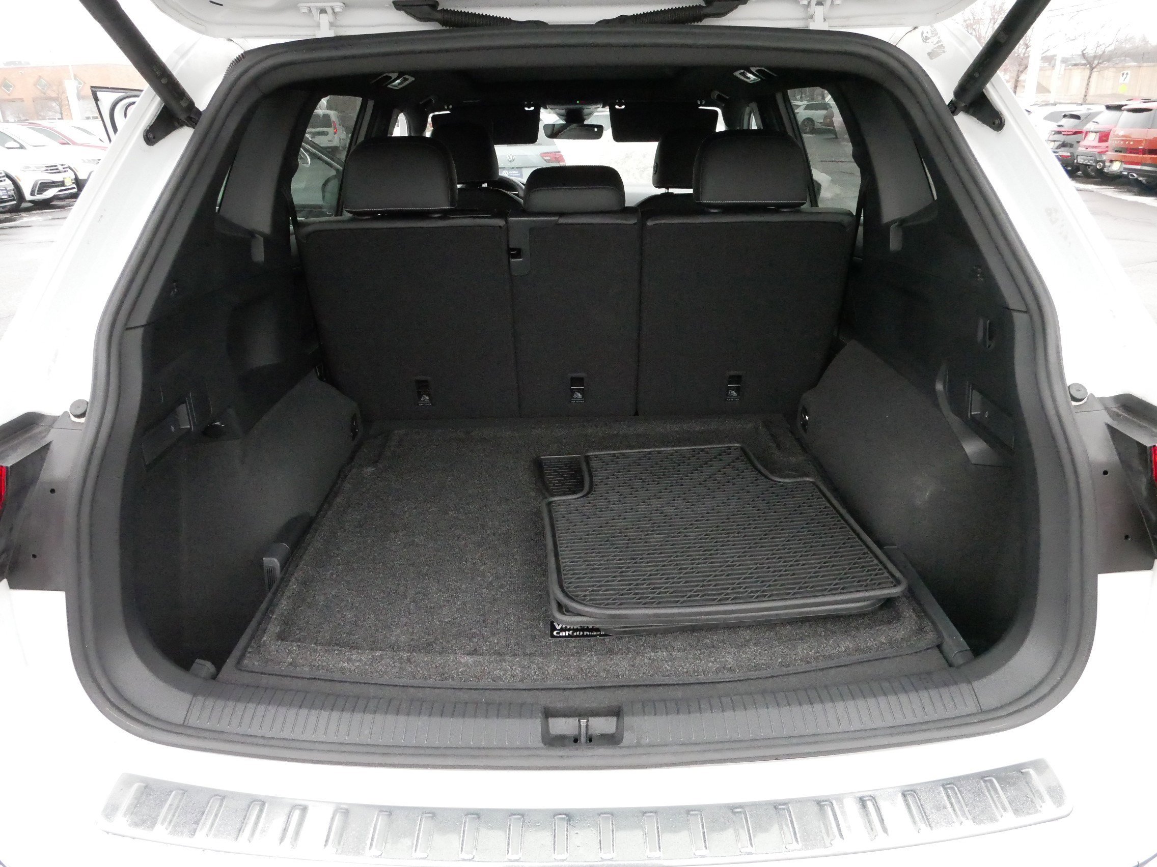 Certified 2022 Volkswagen Tiguan SEL R-Line image 18