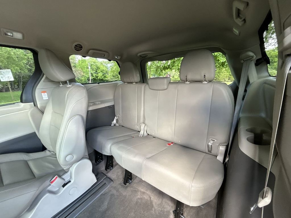 Used 2018 Toyota Sienna XLE FWD image 24