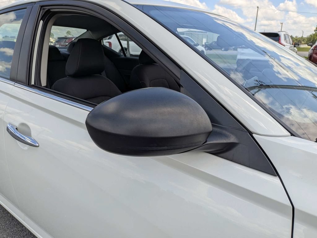 Used 2025 Nissan Altima 2.5 SV FWD image 12