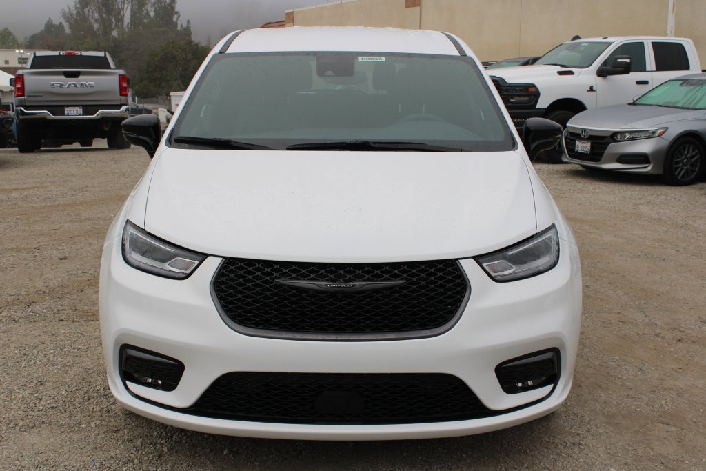 New 2026 Chrysler Pacifica Select image 2