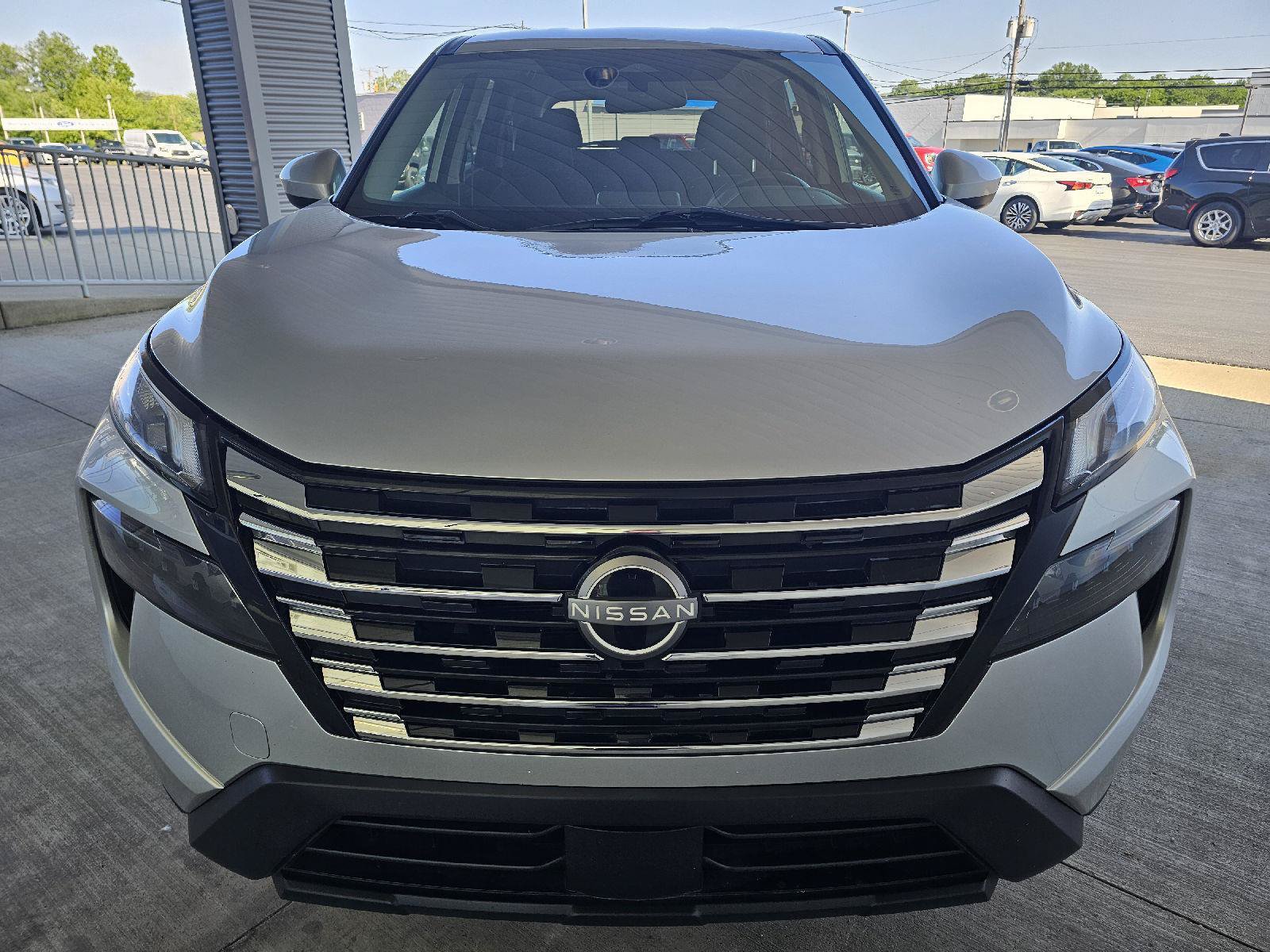 Used 2024 Nissan Rogue SV FWD image 8