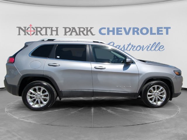 Used 2019 Jeep Cherokee Latitude w/ Popular Appearance Group FWD image 2