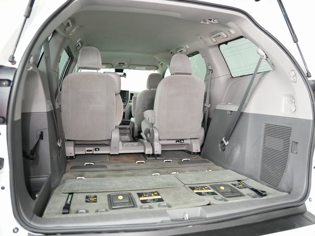 Used 2018 Toyota Sienna LE w/ Carpet Mat Package image 30