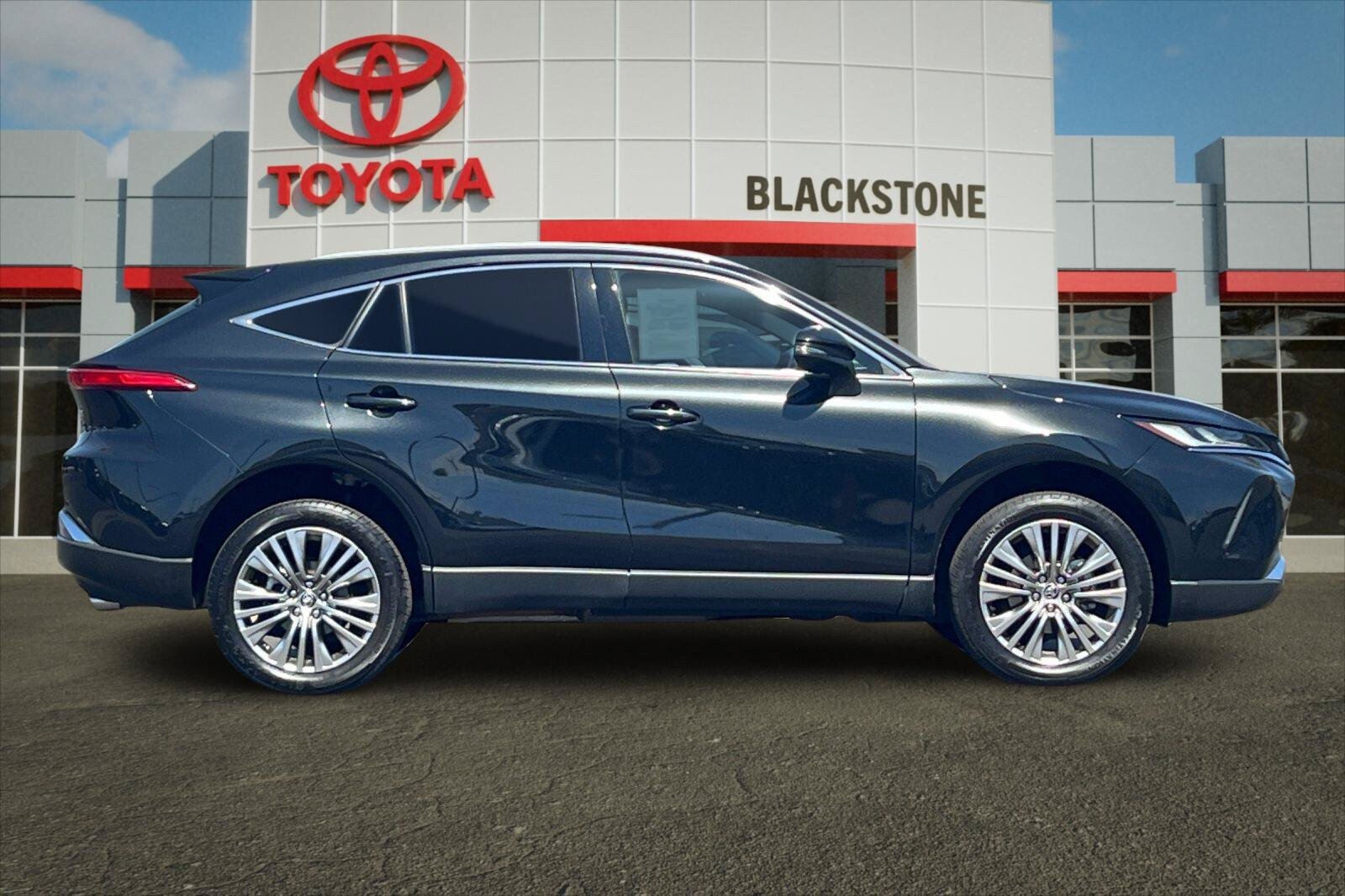 Certified 2024 Toyota Venza XLE AWD/4WD image 2