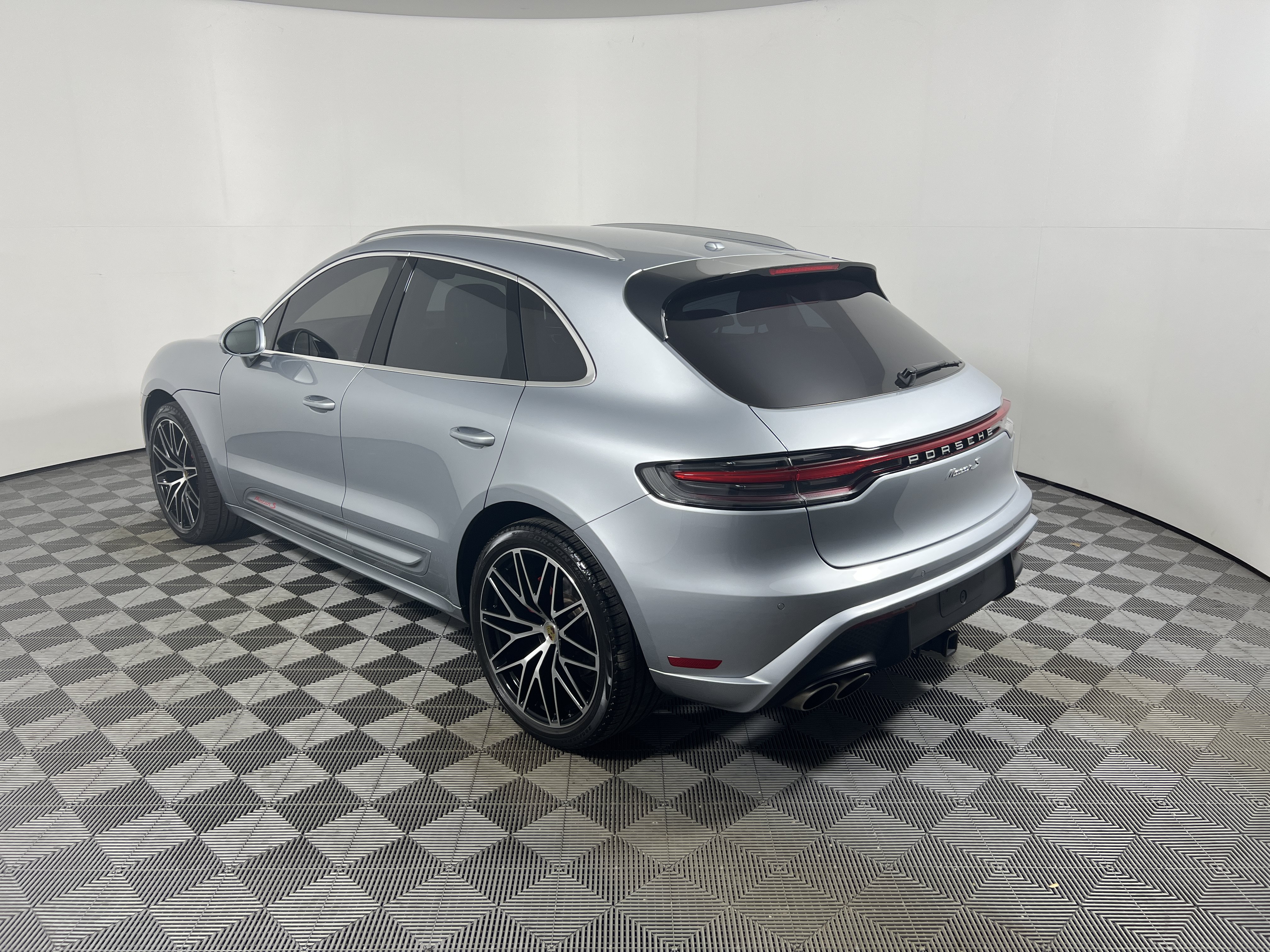 Certified 2025 Porsche Macan S AWD/4WD image 3