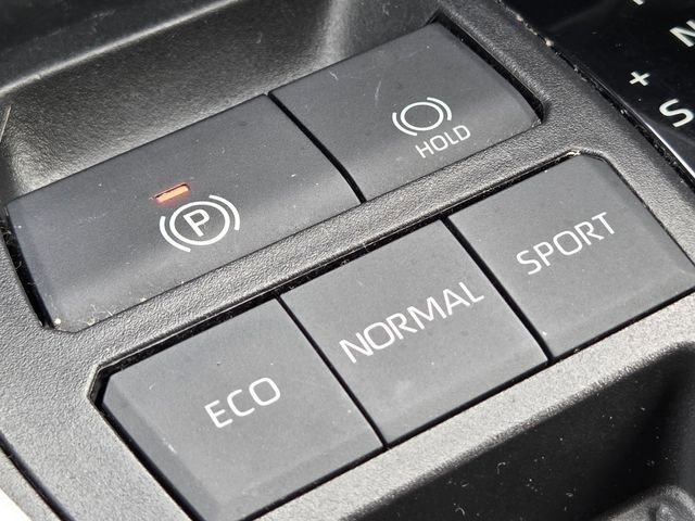 Used 2019 Toyota RAV4 LE FWD image 16