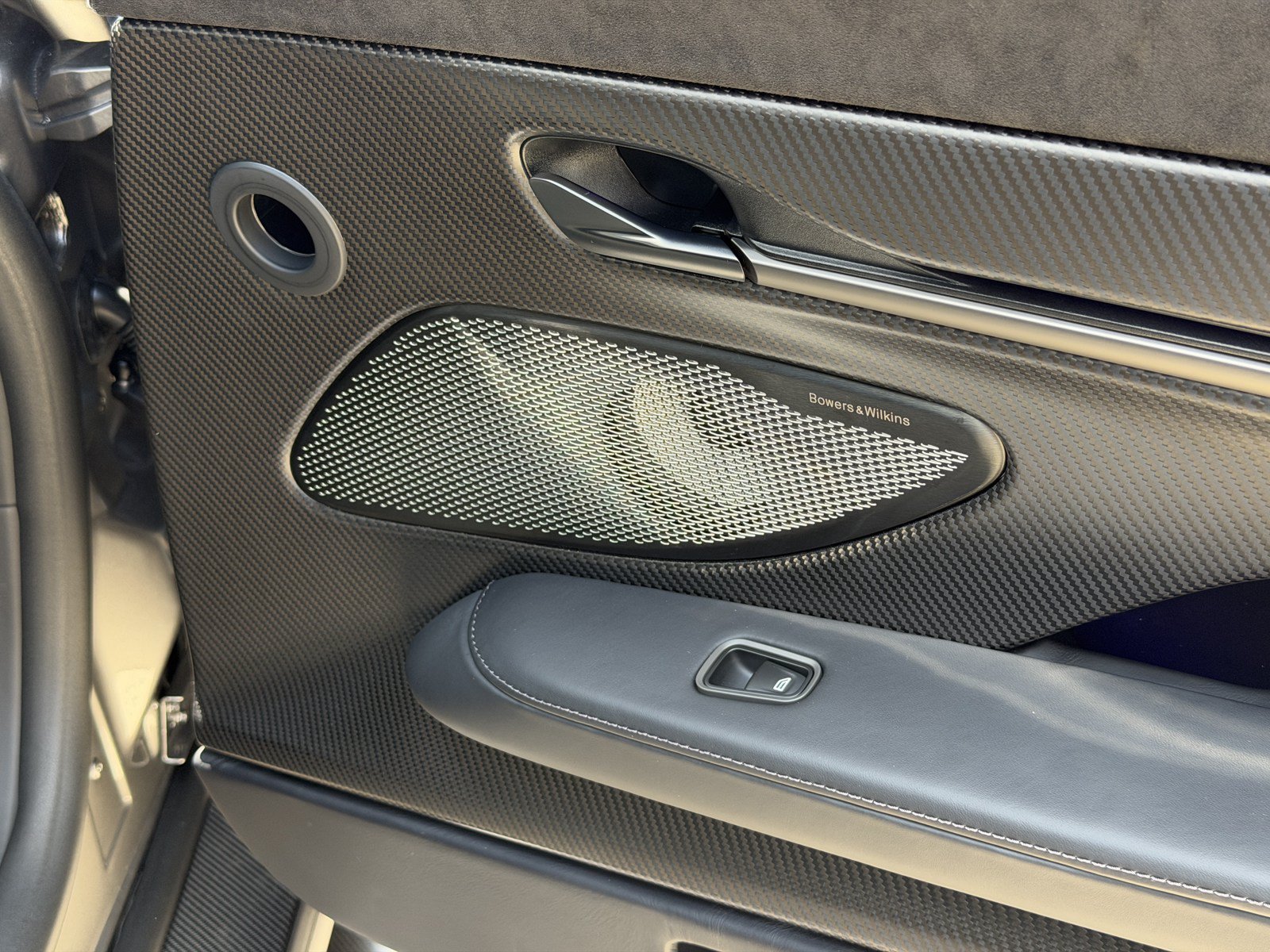 Used 2025 Aston Martin Vanquish RWD image 33