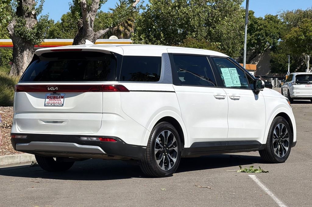 Used 2024 Kia Carnival EX FWD image 4
