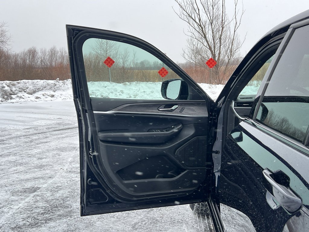 Used 2024 Jeep Grand Cherokee Limited w/ Black Appearance Package image 10