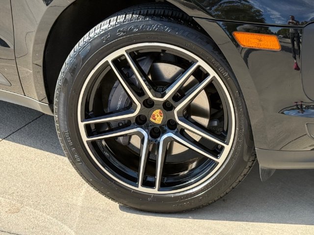 Used 2021 Porsche Macan AWD/4WD image 2