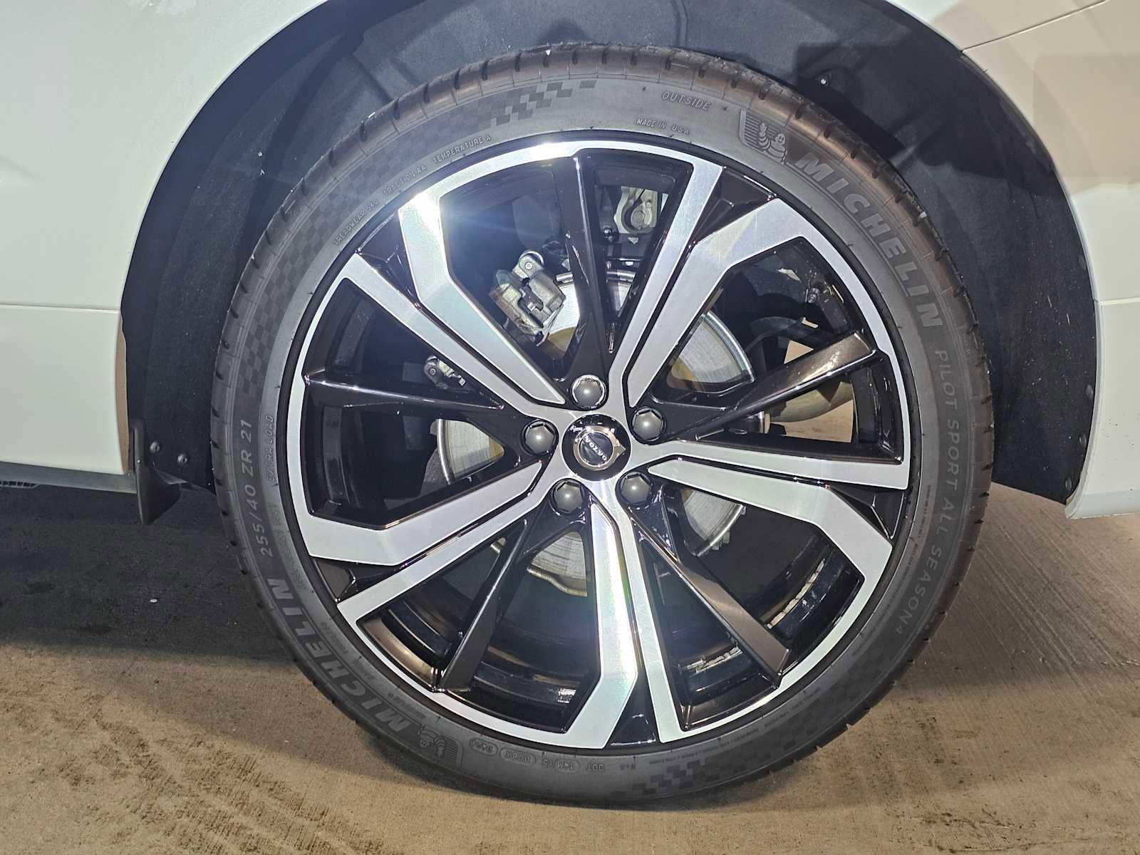 Used 2024 Volvo XC60 B5 Ultimate w/ Protection Package Premier image 8