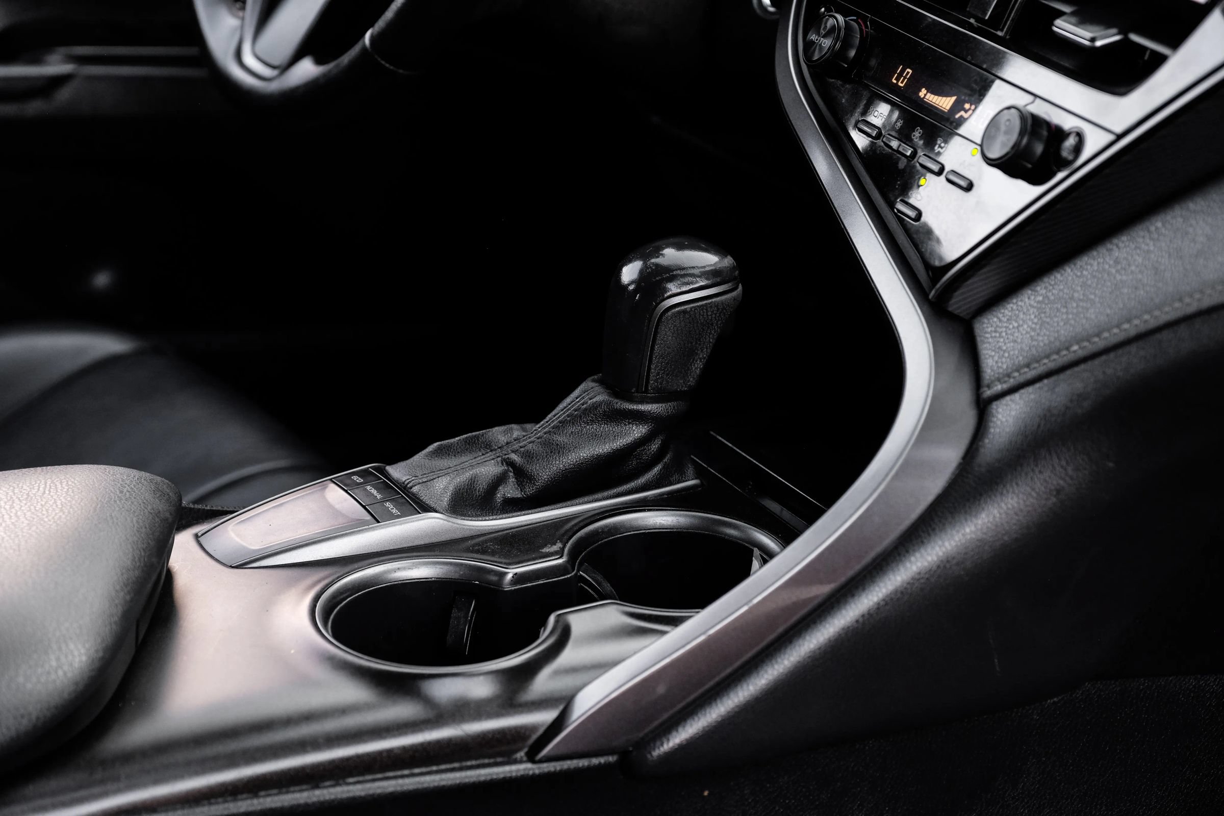 Used 2022 Toyota Camry SE w/ Convenience Package FWD image 24
