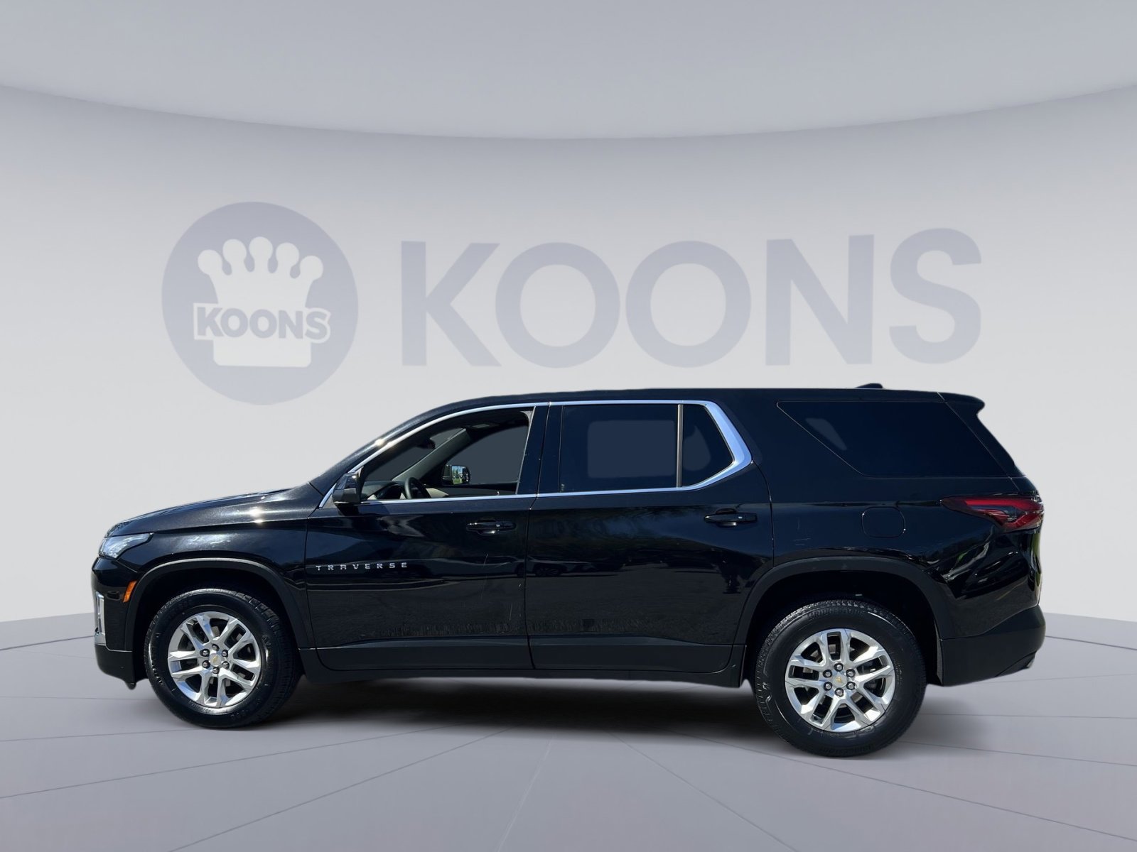 Used 2023 Chevrolet Traverse LS image 2