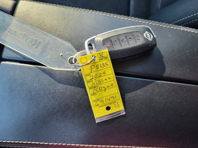 Used 2024 Nissan Rogue SV image 24