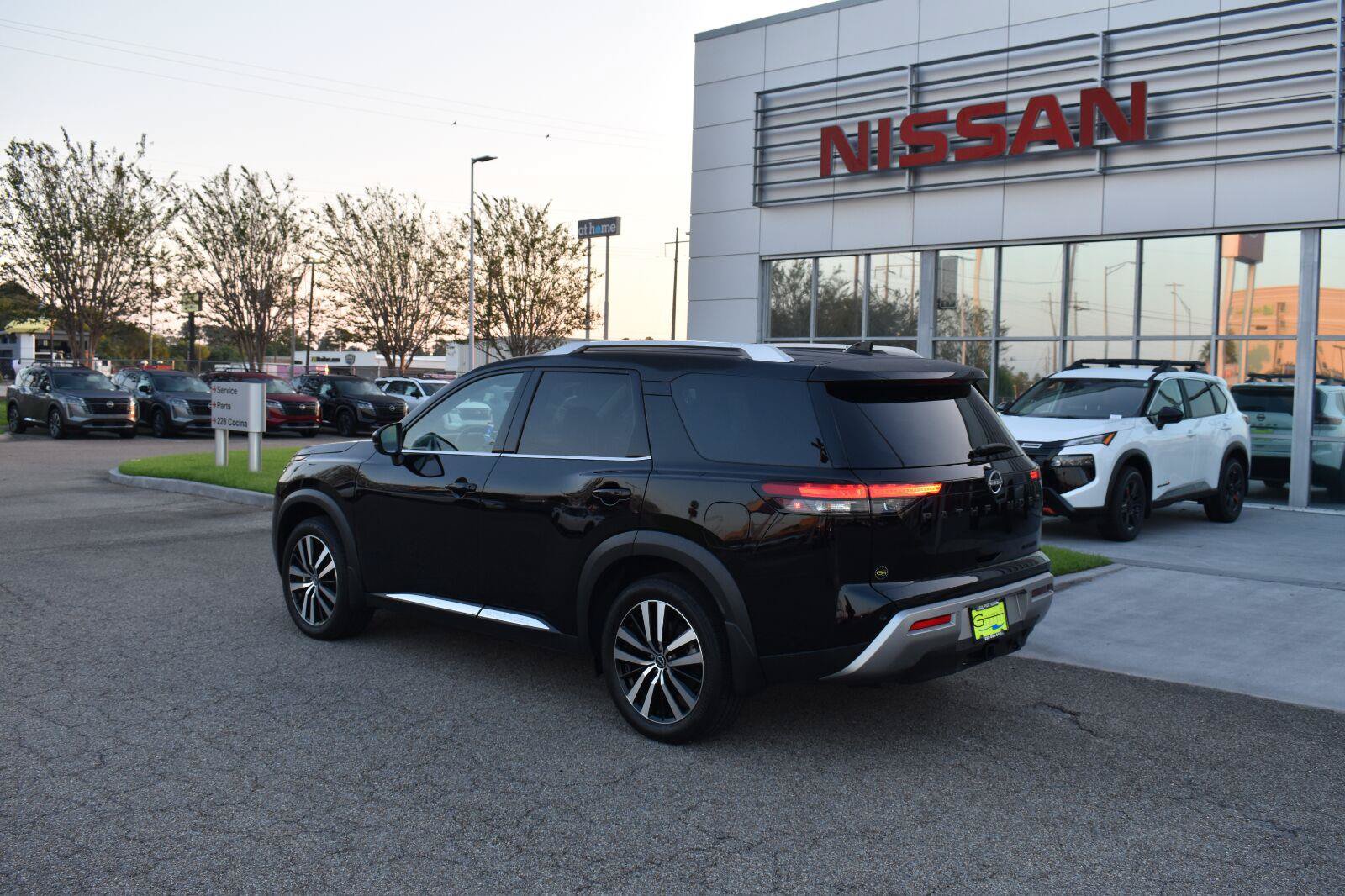 Used 2025 Nissan Pathfinder Platinum w/ Black Appearance Package FWD image 7