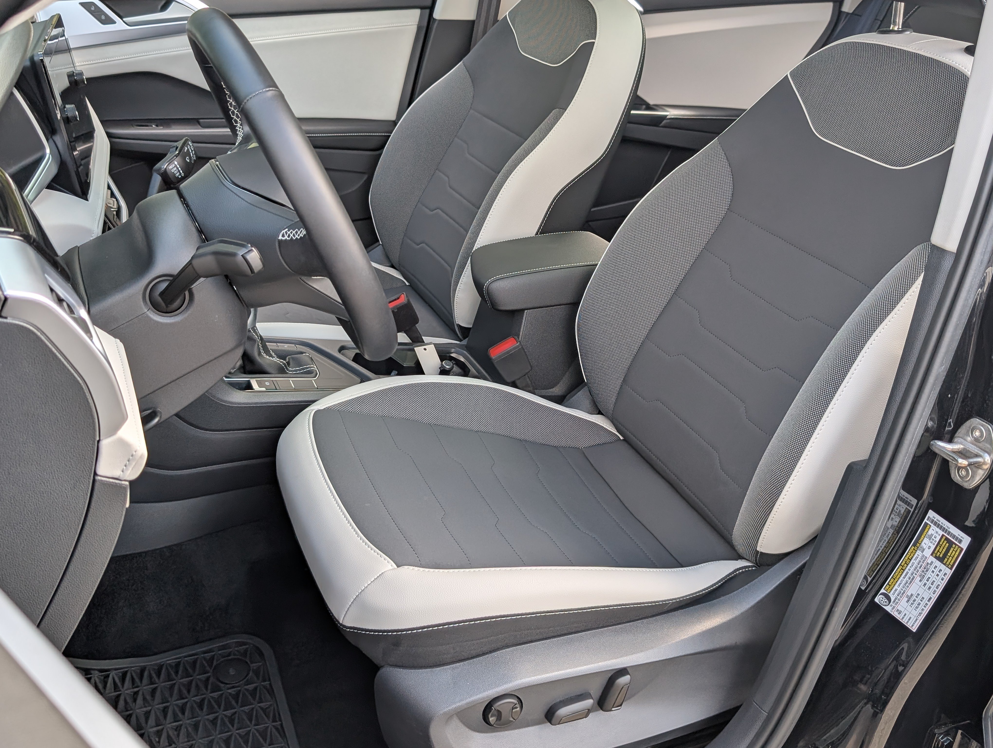 Used 2025 Volkswagen Taos SE w/ Panoramic Sunroof Package FWD image 17