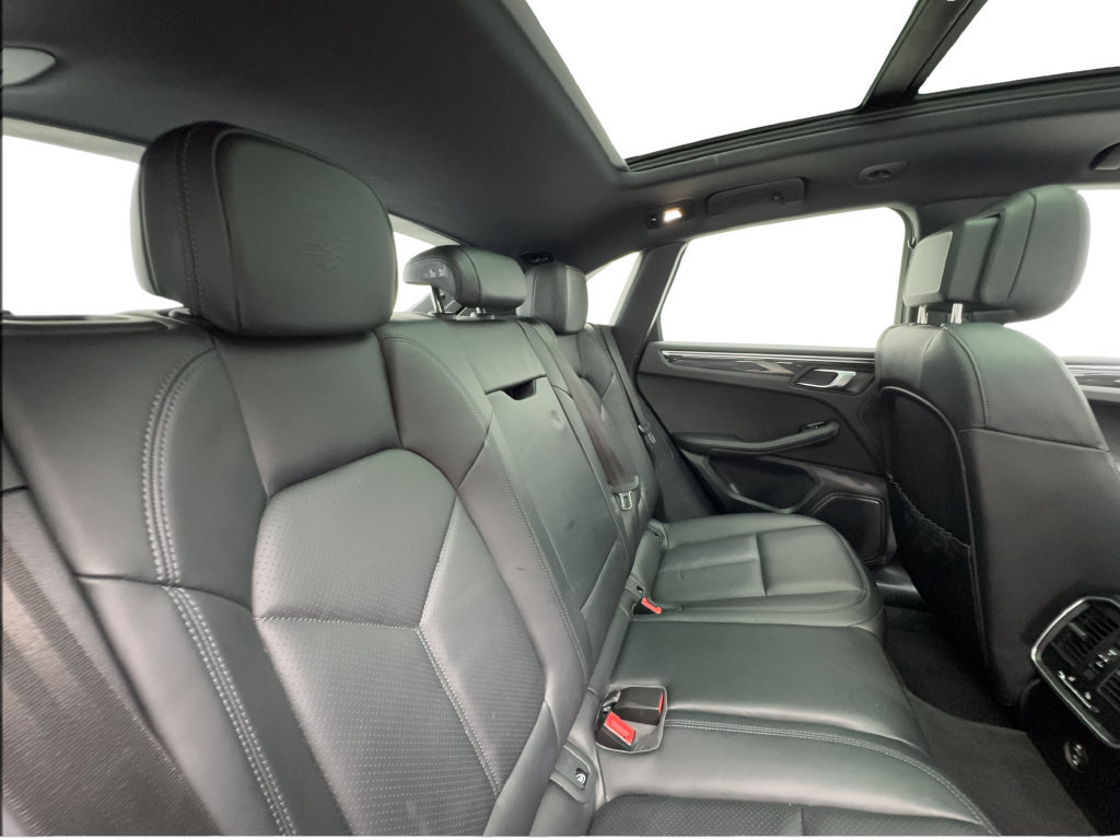 Used 2023 Porsche Macan AWD/4WD image 29