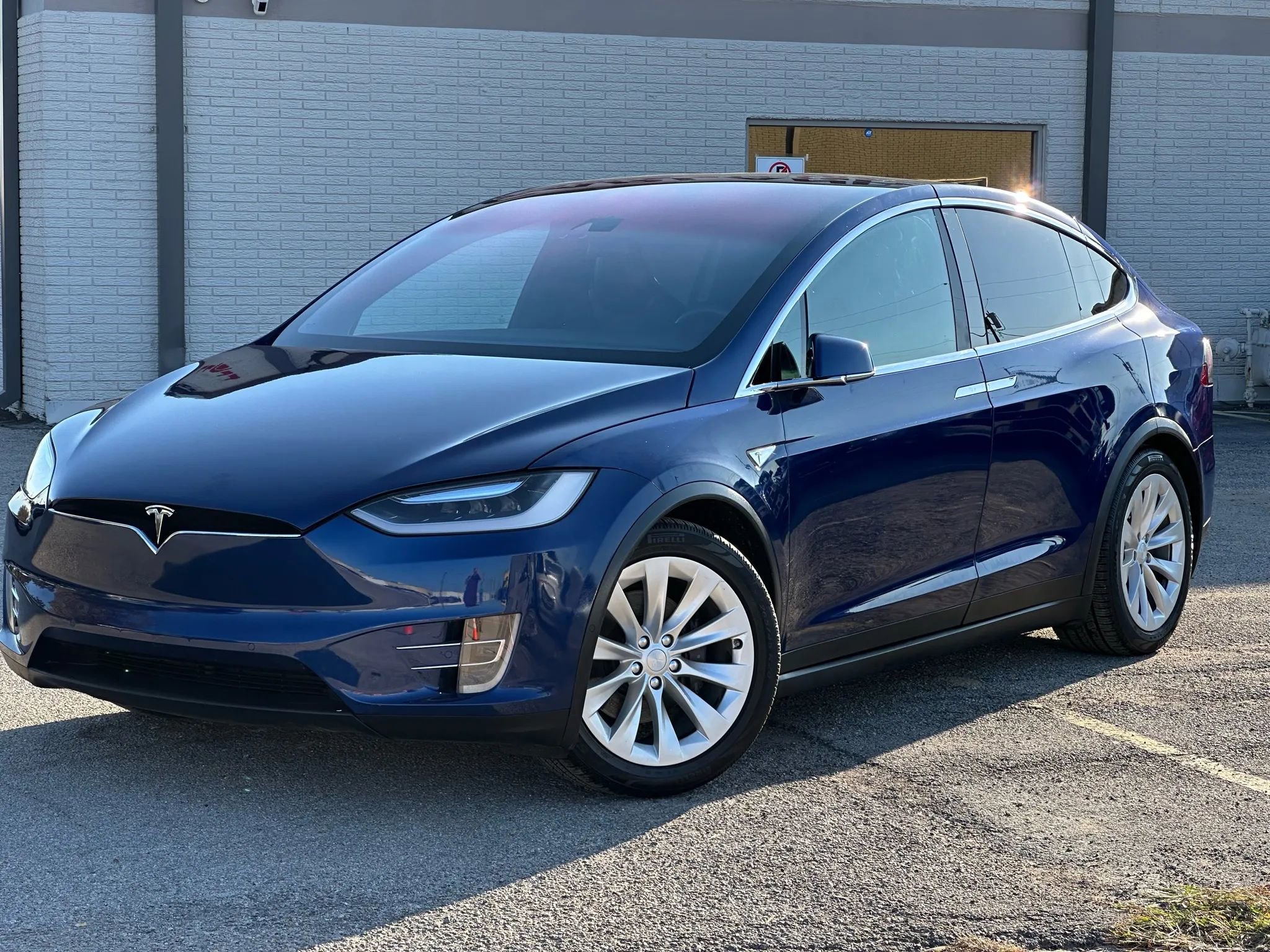 Used 2016 Tesla Model X 60D image 2
