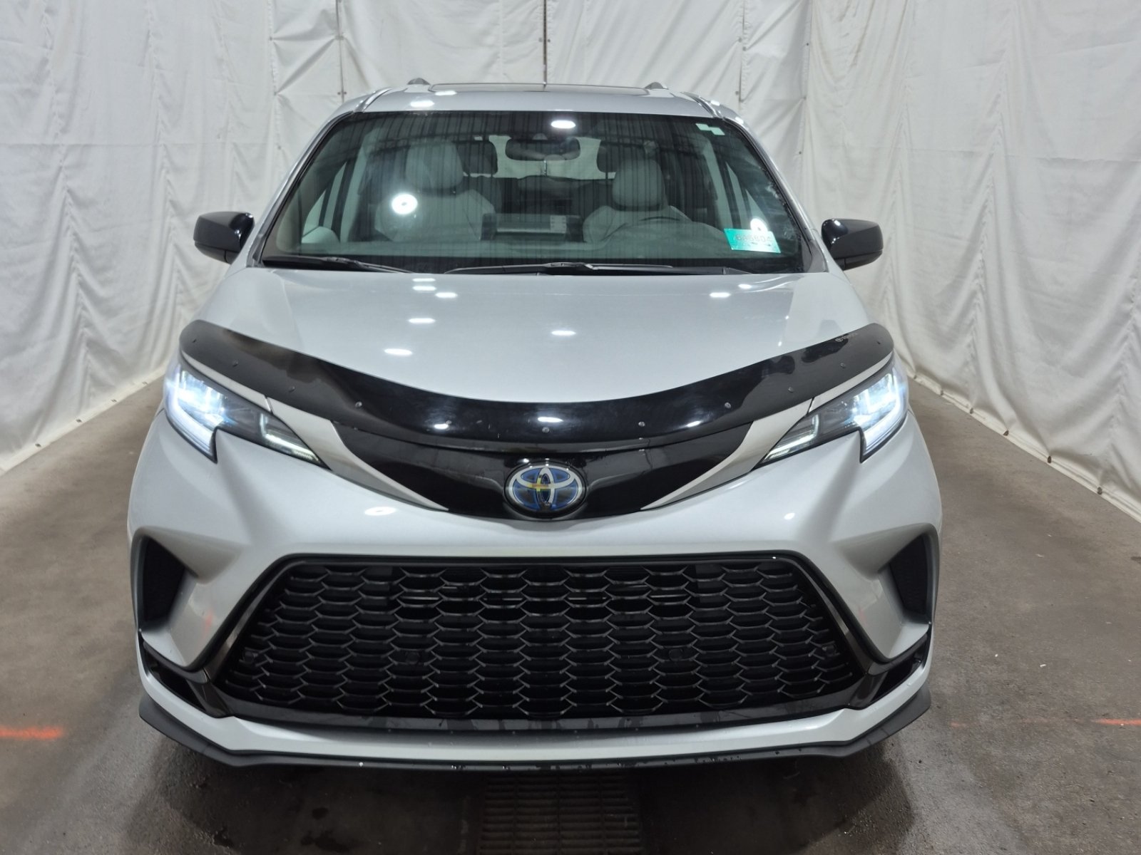 Used 2023 Toyota Sienna XSE AWD/4WD image 7