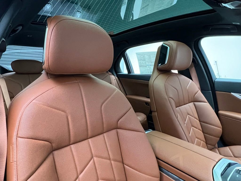 New 2026 BMW 740i w/ Executive Package image 7