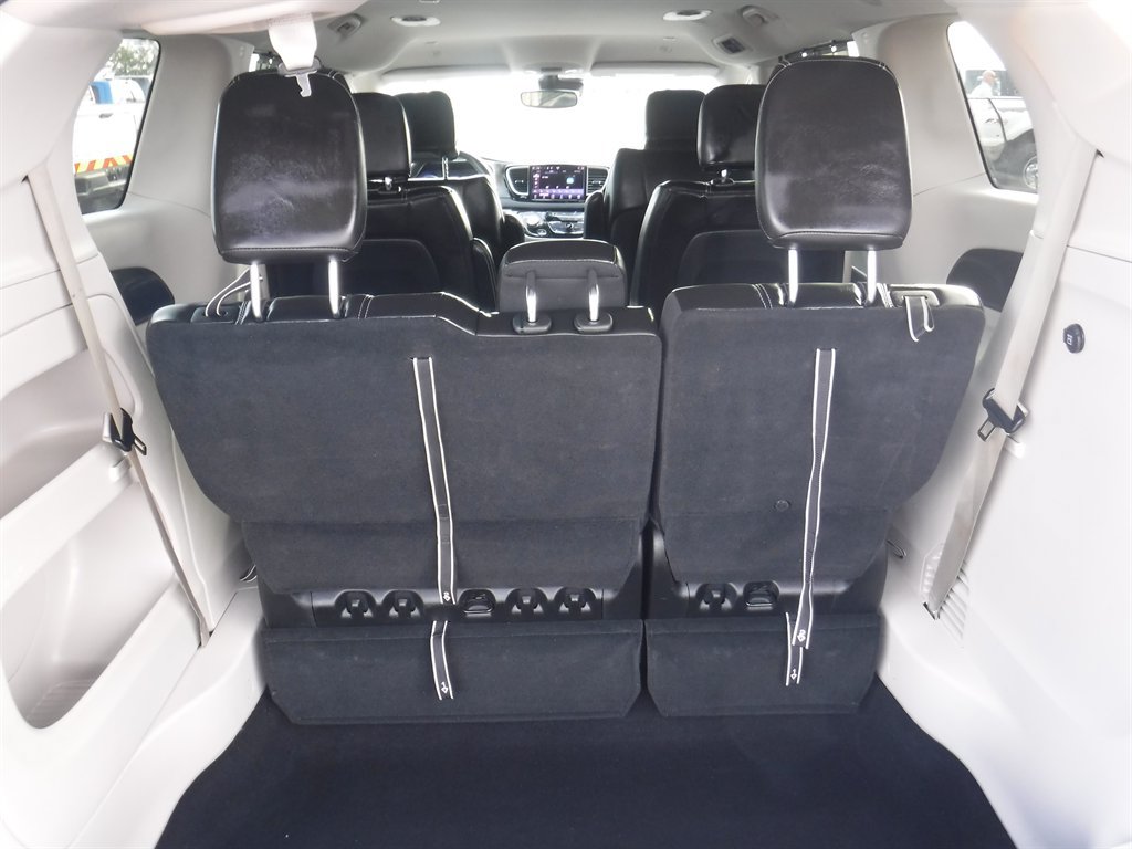 Used 2023 Chrysler Pacifica Touring-L FWD image 7