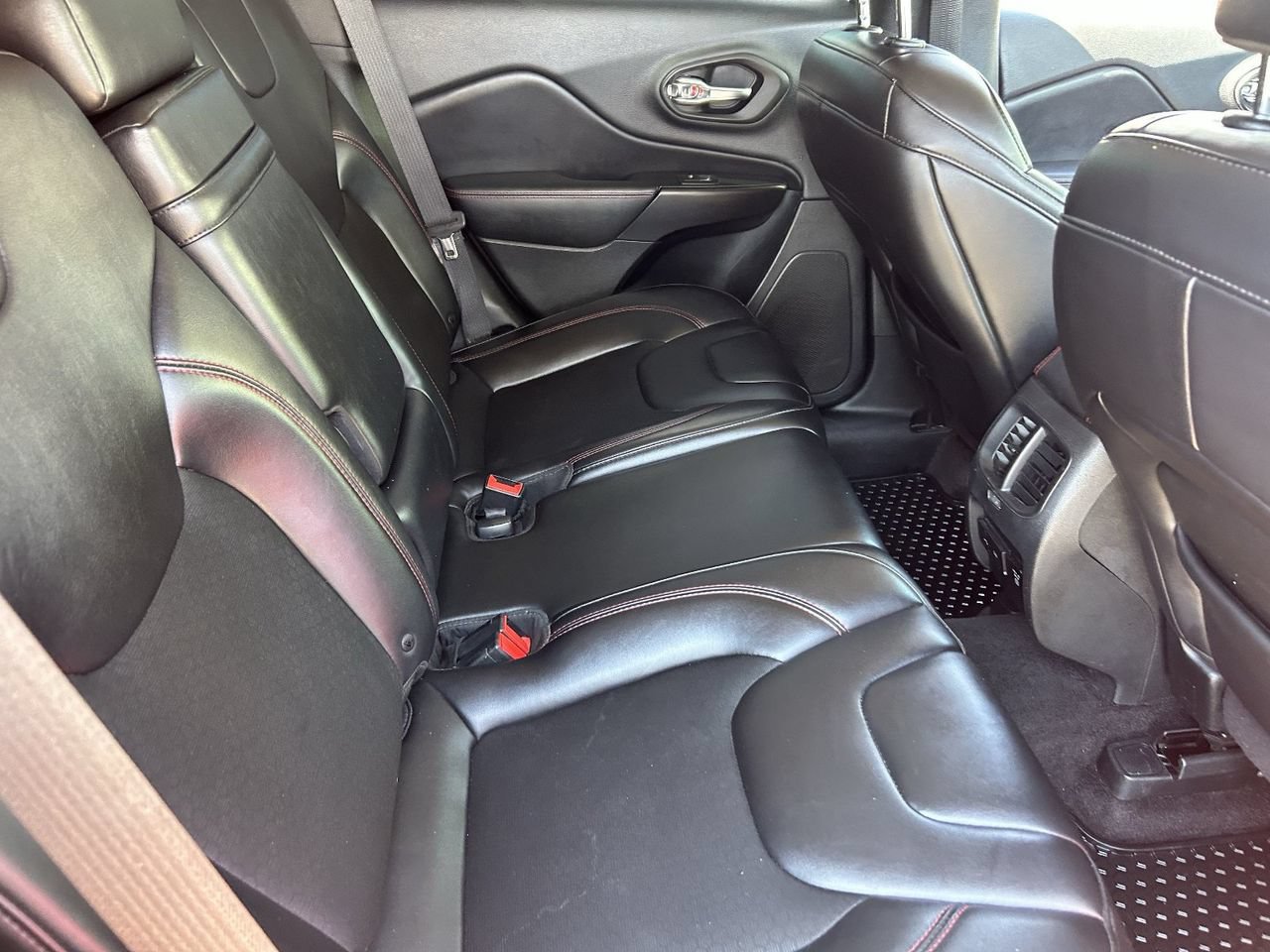 Used 2019 Jeep Cherokee Trailhawk w/ Comfort/Convenience Group AWD/4WD image 42