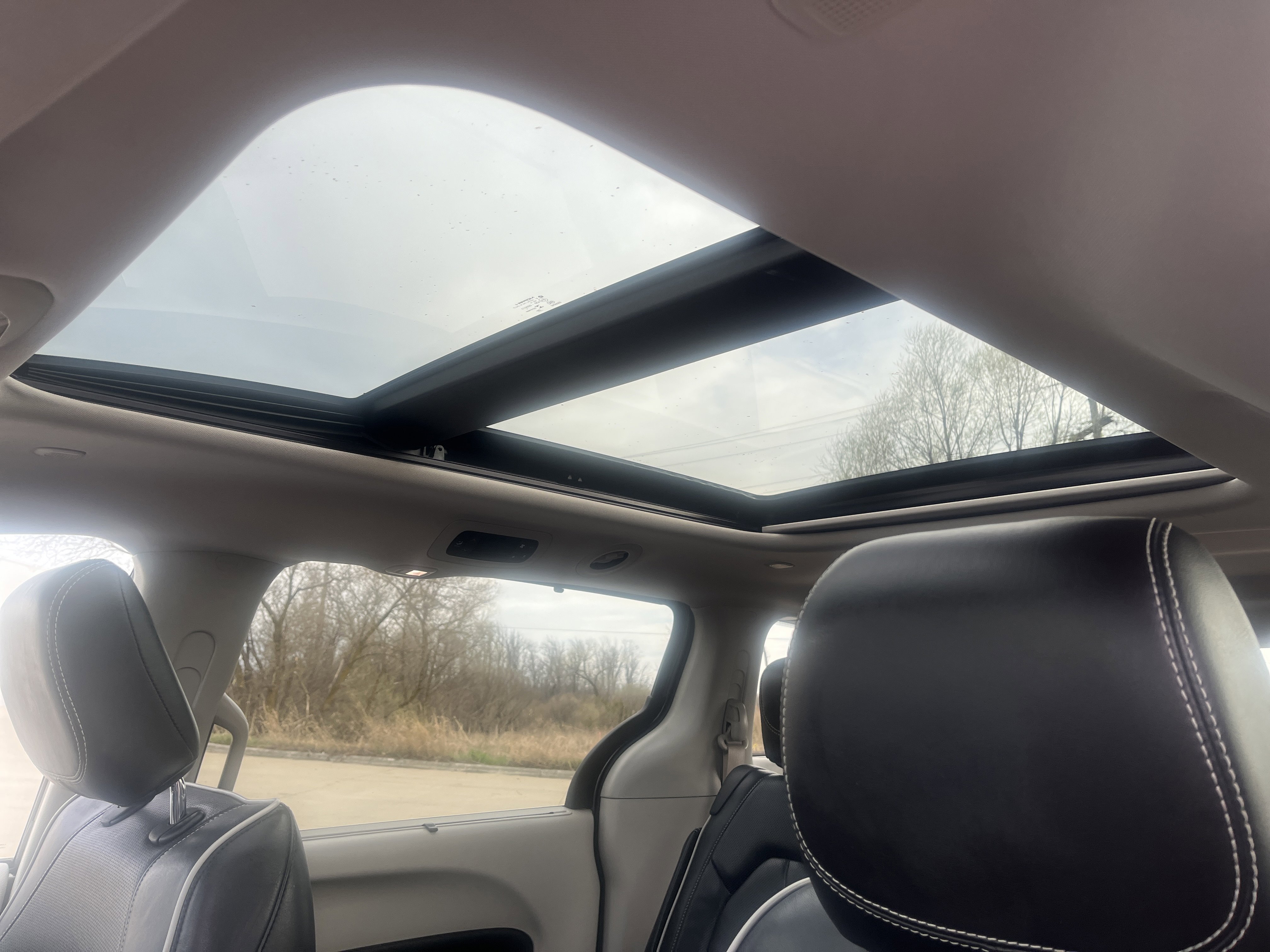 Used 2022 Chrysler Pacifica Limited FWD image 25