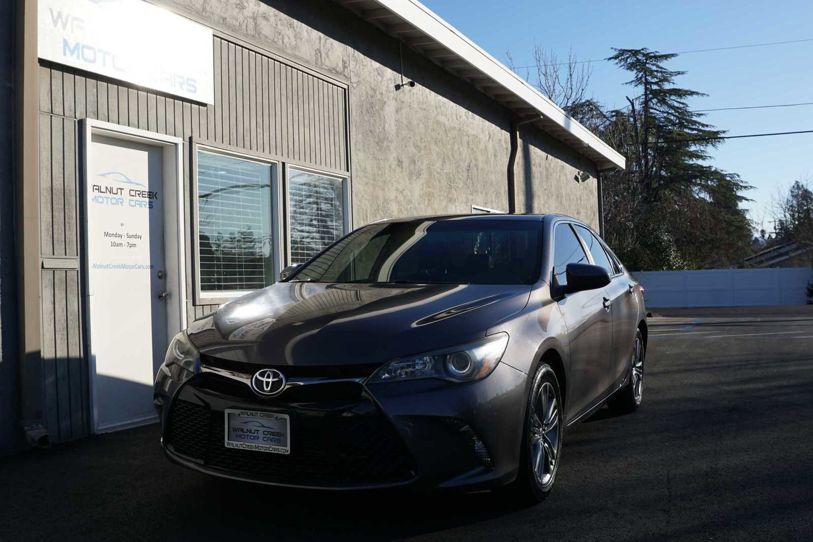 Used 2017 Toyota Camry SE w/ Moonroof Package image 1