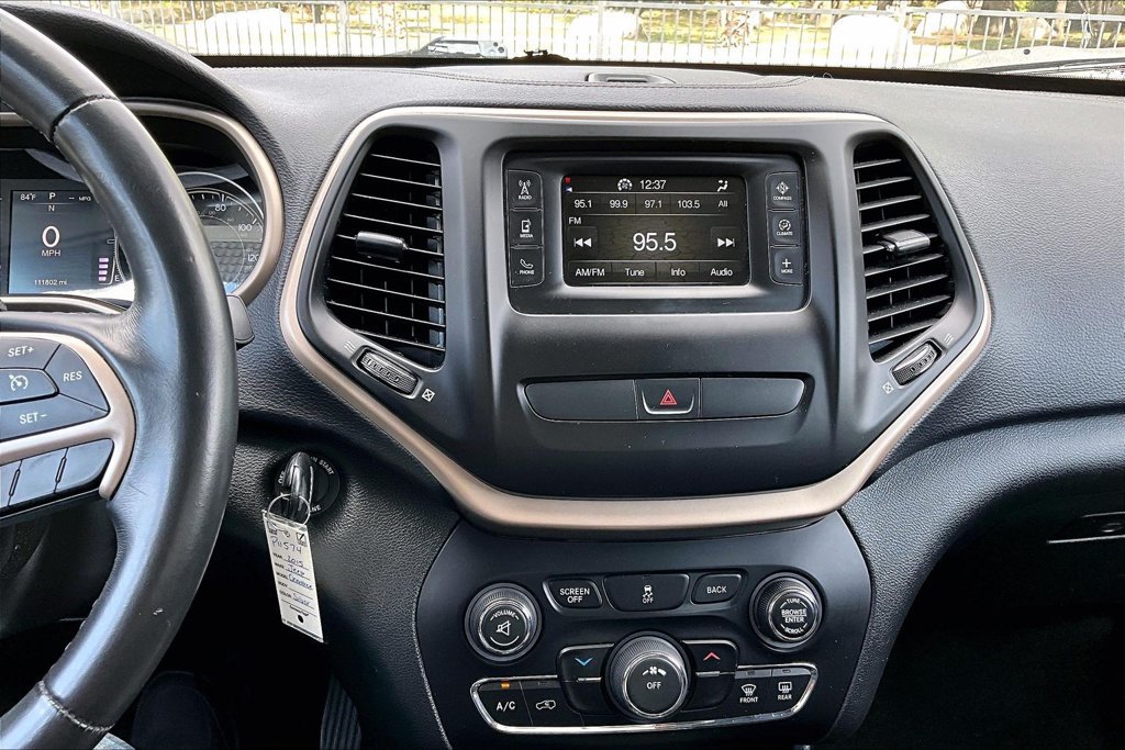 Used 2015 Jeep Cherokee Latitude FWD image 32