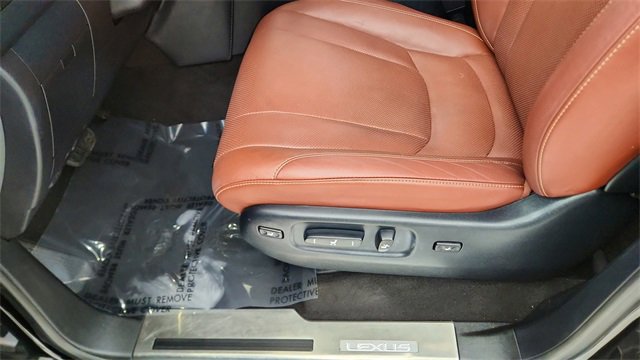 Used 2021 Lexus LX 570 4WD w/ 3rd Row & Luxury Pkg image 37