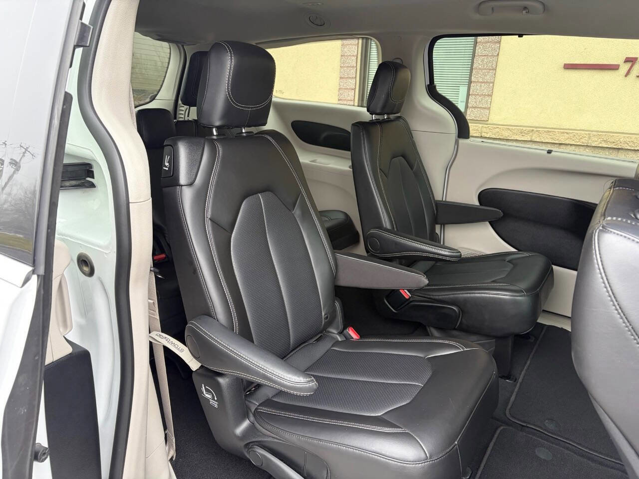 Used 2024 Chrysler Pacifica Touring-L image 11