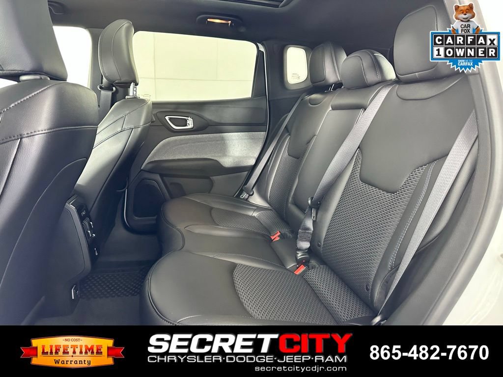 Used 2025 Jeep Compass Latitude w/ Sun & Sound Group AWD/4WD image 15