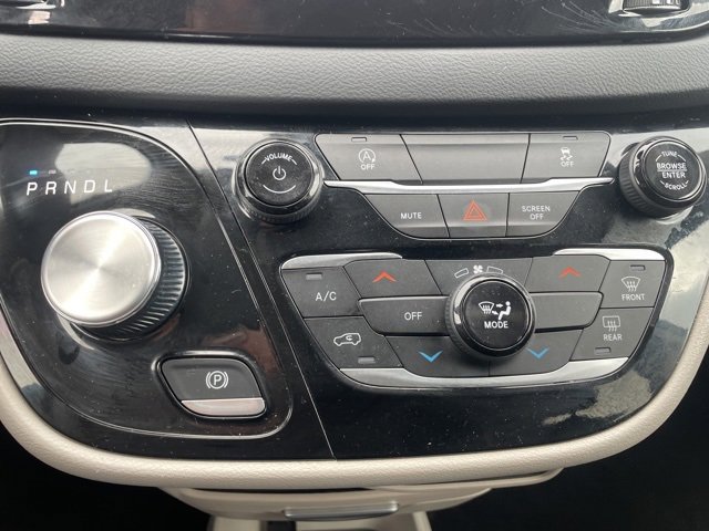 Used 2023 Chrysler Voyager LX image 27