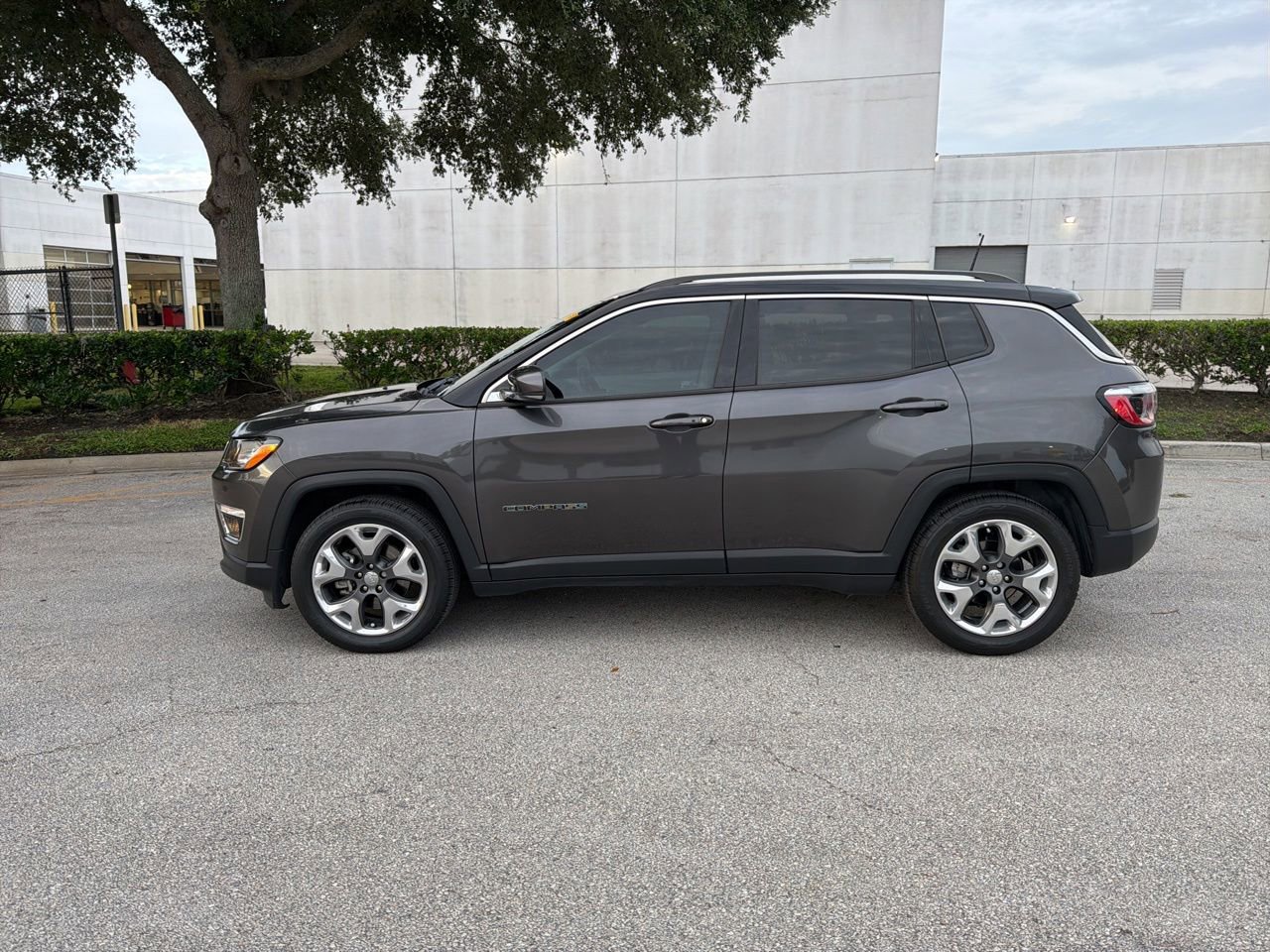 Used 2021 Jeep Compass Limited w/ Sun and Sound Group FWD image 2