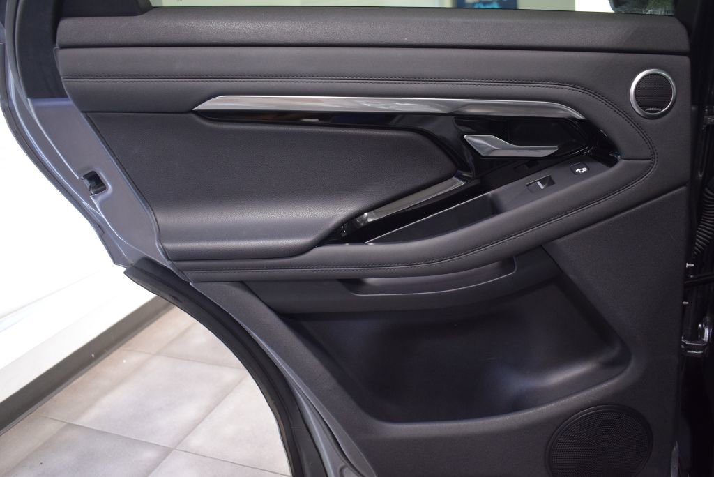 Used 2020 Land Rover Range Rover Evoque SE image 11