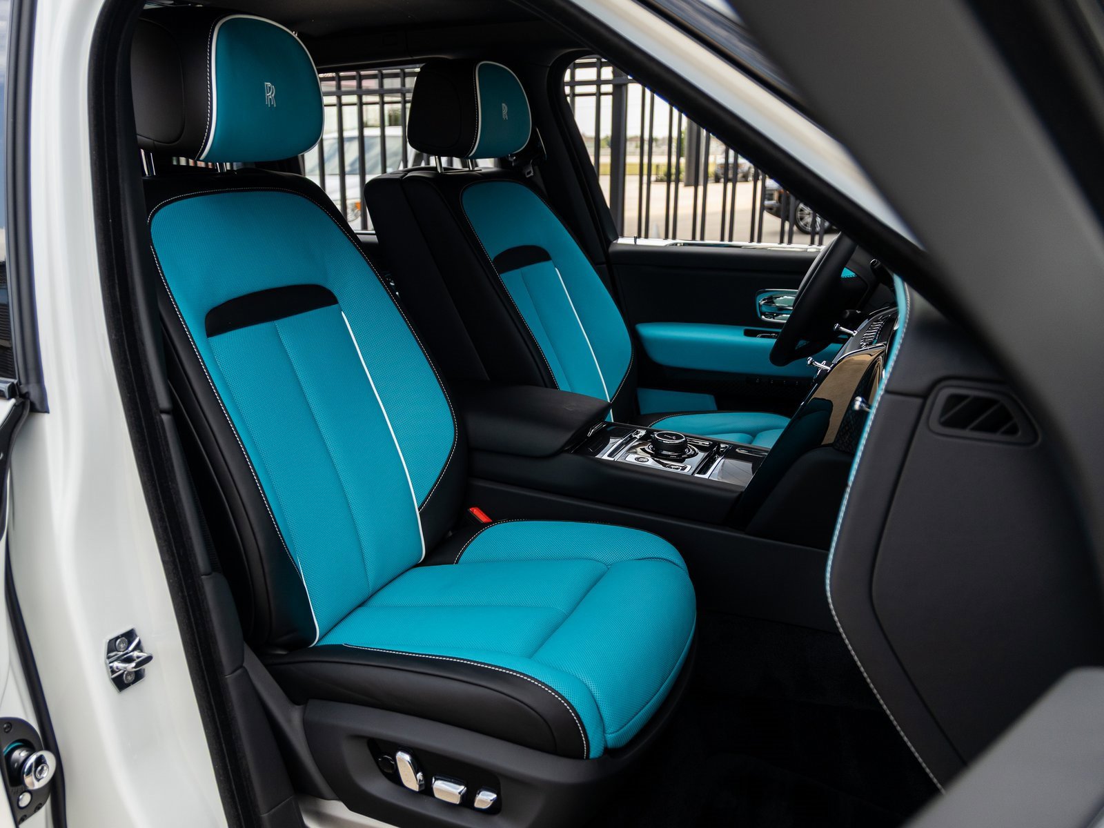 New 2026 Rolls-Royce Cullinan Black Badge image 56