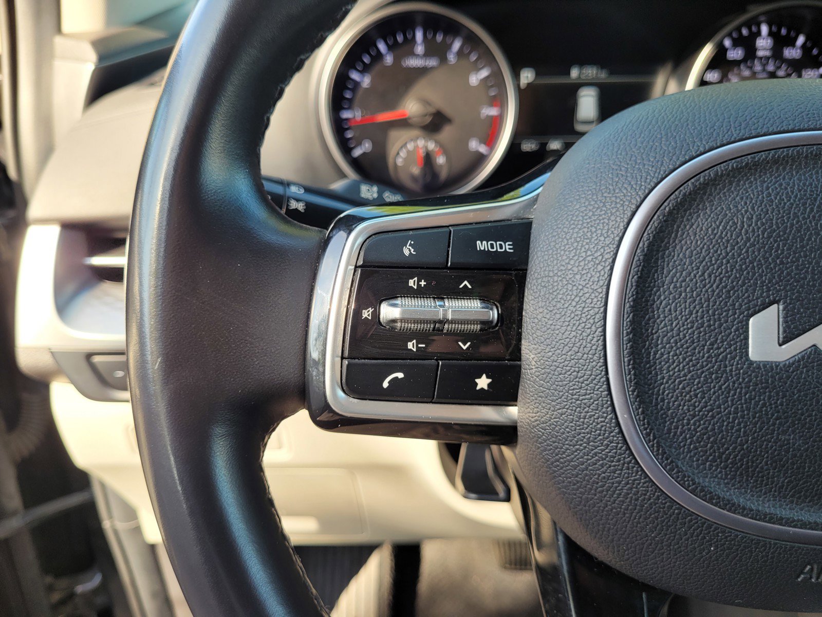 Used 2024 Kia Carnival LX image 22