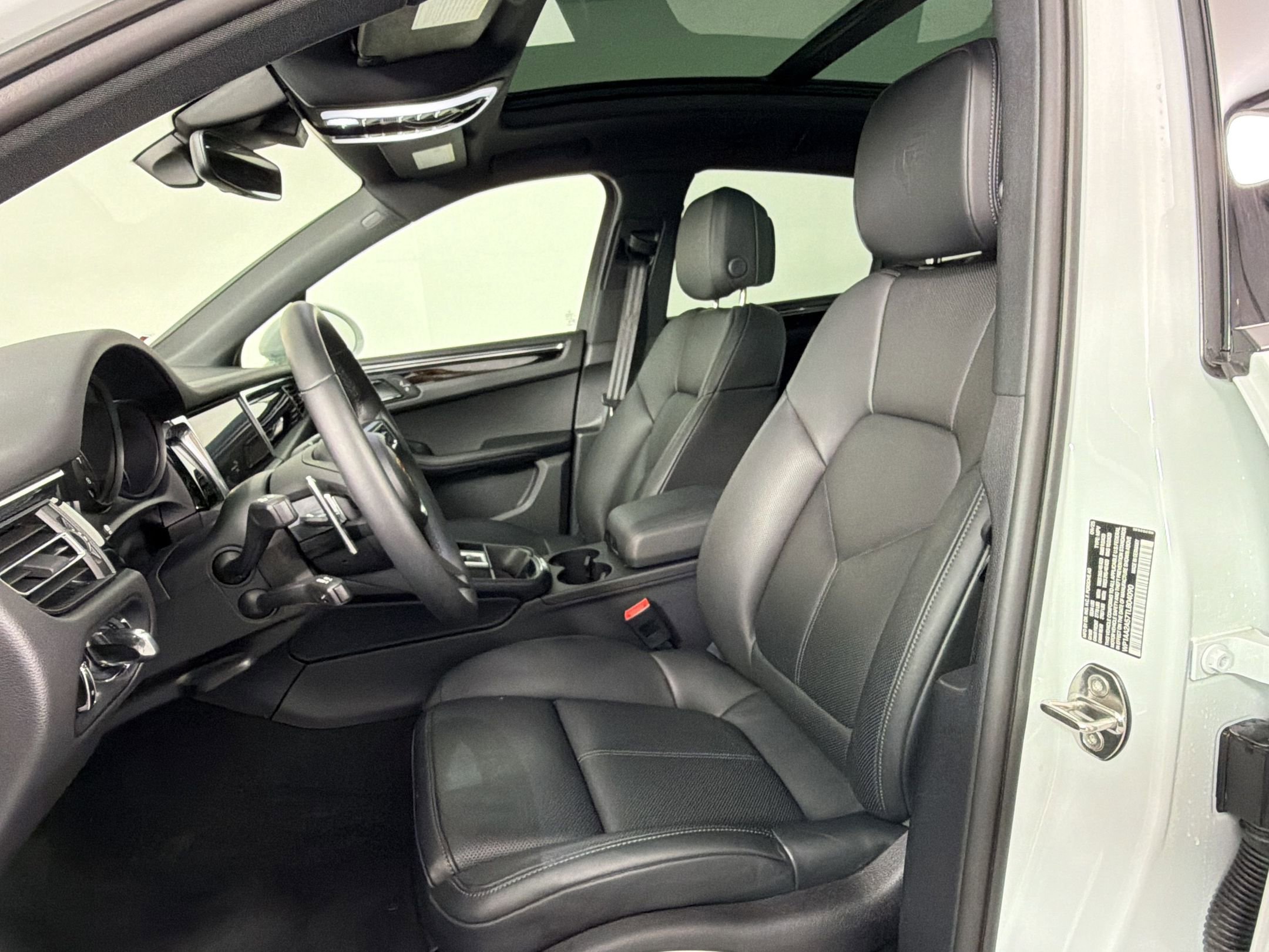 Certified 2026 Porsche Macan AWD/4WD image 5